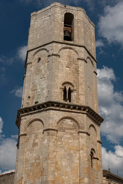 San Michele Arcangelo 'nun mabedi, Gargano' daki Monte Sant 'Angelo' da yer almaktadır. Celeste Bazilikası olarak bilinir, çünkü Başmelek Michael tarafından kutsandığı söylenir..