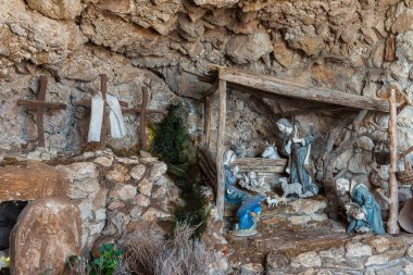 Santa Maria di Pulsano manastırı Gargano 'da bulunan bir manastır kompleksidir. 8 Eylül, Madonna di Pulsano bayramı: Monte Sant 'Angelo' lu inananlar katırlarla manastıra ulaştı.