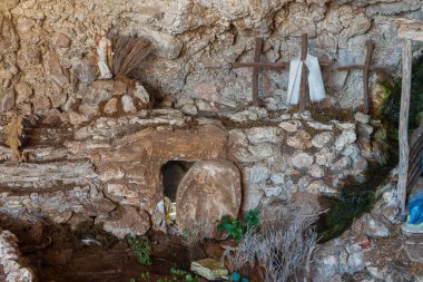 Santa Maria di Pulsano manastırı Gargano 'da bulunan bir manastır kompleksidir. 8 Eylül, Madonna di Pulsano bayramı: Monte Sant 'Angelo' lu inananlar katırlarla manastıra ulaştı.