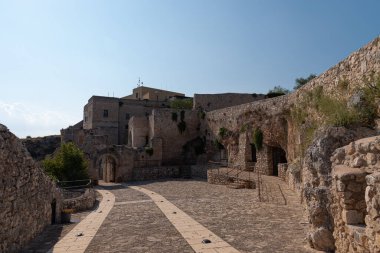 Santa Maria di Pulsano manastırı Gargano 'da bulunan bir manastır kompleksidir. 8 Eylül, Madonna di Pulsano bayramı: Monte Sant 'Angelo' lu inananlar katırlarla manastıra ulaştı.