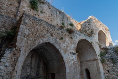 Santa Maria di Pulsano manastırı Gargano 'da bulunan bir manastır kompleksidir. 8 Eylül, Madonna di Pulsano bayramı: Monte Sant 'Angelo' lu inananlar katırlarla manastıra ulaştı.