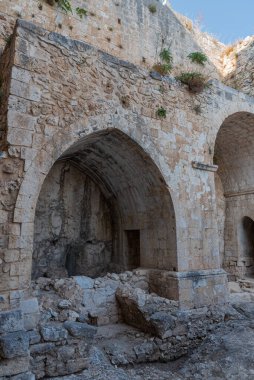 Santa Maria di Pulsano manastırı Gargano 'da bulunan bir manastır kompleksidir. 8 Eylül, Madonna di Pulsano bayramı: Monte Sant 'Angelo' lu inananlar katırlarla manastıra ulaştı.