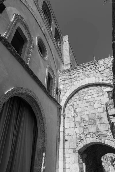 圣玛丽亚 普萨诺修道院 Santa Maria Pulsano 是位于加尔加诺的一座修道院 9月8日是圣母进殿节 圣安杰罗山的信徒们骑着骡子到达修道院 — 图库照片