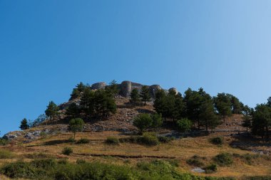 Kasabanın üzerine inşa edildiği tepenin tepesinde önceden var olan bir Lombard kalesi üzerine inşa edilmiş bir Norman şatosunun kalıntıları var. Son zamanlarda bile çalışma konusu..