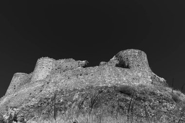 Kasabanın üzerine inşa edildiği tepenin tepesinde önceden var olan bir Lombard kalesi üzerine inşa edilmiş bir Norman şatosunun kalıntıları var. Son zamanlarda bile çalışma konusu..