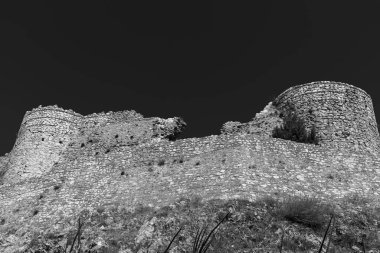 Kasabanın üzerine inşa edildiği tepenin tepesinde önceden var olan bir Lombard kalesi üzerine inşa edilmiş bir Norman şatosunun kalıntıları var. Son zamanlarda bile çalışma konusu..