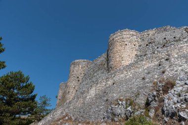 Kasabanın üzerine inşa edildiği tepenin tepesinde önceden var olan bir Lombard kalesi üzerine inşa edilmiş bir Norman şatosunun kalıntıları var. Son zamanlarda bile çalışma konusu..