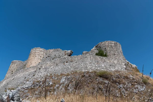 町が建てられている丘の上には 既存のロンバード要塞に建てられたノルマン城の遺跡があります — ストック写真