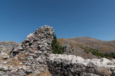 Kasabanın üzerine inşa edildiği tepenin tepesinde önceden var olan bir Lombard kalesi üzerine inşa edilmiş bir Norman şatosunun kalıntıları var. Son zamanlarda bile çalışma konusu..