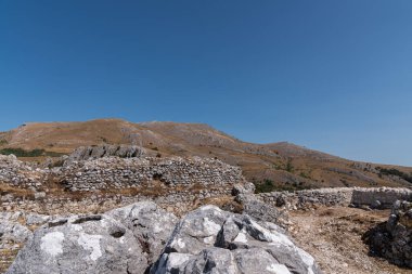 Kasabanın üzerine inşa edildiği tepenin tepesinde önceden var olan bir Lombard kalesi üzerine inşa edilmiş bir Norman şatosunun kalıntıları var. Son zamanlarda bile çalışma konusu..