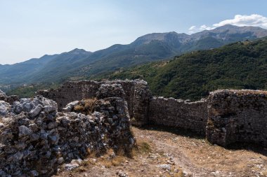 Kasabanın üzerine inşa edildiği tepenin tepesinde önceden var olan bir Lombard kalesi üzerine inşa edilmiş bir Norman şatosunun kalıntıları var. Son zamanlarda bile çalışma konusu..