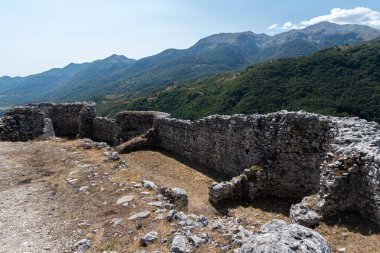 Kasabanın üzerine inşa edildiği tepenin tepesinde önceden var olan bir Lombard kalesi üzerine inşa edilmiş bir Norman şatosunun kalıntıları var. Son zamanlarda bile çalışma konusu..