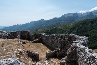 Kasabanın üzerine inşa edildiği tepenin tepesinde önceden var olan bir Lombard kalesi üzerine inşa edilmiş bir Norman şatosunun kalıntıları var. Son zamanlarda bile çalışma konusu..