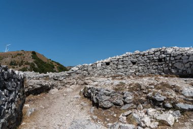 Kasabanın üzerine inşa edildiği tepenin tepesinde önceden var olan bir Lombard kalesi üzerine inşa edilmiş bir Norman şatosunun kalıntıları var. Son zamanlarda bile çalışma konusu..