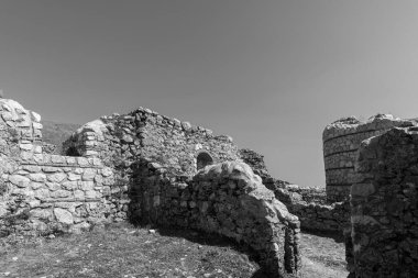 Kasabanın üzerine inşa edildiği tepenin tepesinde önceden var olan bir Lombard kalesi üzerine inşa edilmiş bir Norman şatosunun kalıntıları var. Son zamanlarda bile çalışma konusu..