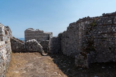 Kasabanın üzerine inşa edildiği tepenin tepesinde önceden var olan bir Lombard kalesi üzerine inşa edilmiş bir Norman şatosunun kalıntıları var. Son zamanlarda bile çalışma konusu..