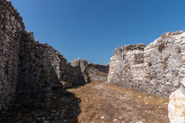 Kasabanın üzerine inşa edildiği tepenin tepesinde önceden var olan bir Lombard kalesi üzerine inşa edilmiş bir Norman şatosunun kalıntıları var. Son zamanlarda bile çalışma konusu..