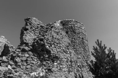 Kasabanın üzerine inşa edildiği tepenin tepesinde önceden var olan bir Lombard kalesi üzerine inşa edilmiş bir Norman şatosunun kalıntıları var. Son zamanlarda bile çalışma konusu..
