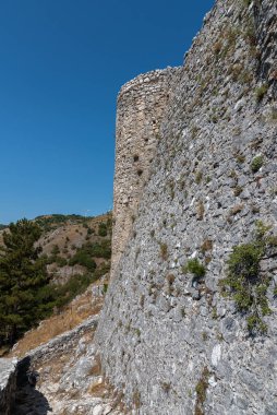 Kasabanın üzerine inşa edildiği tepenin tepesinde önceden var olan bir Lombard kalesi üzerine inşa edilmiş bir Norman şatosunun kalıntıları var. Son zamanlarda bile çalışma konusu..