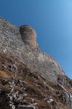 Kasabanın üzerine inşa edildiği tepenin tepesinde önceden var olan bir Lombard kalesi üzerine inşa edilmiş bir Norman şatosunun kalıntıları var. Son zamanlarda bile çalışma konusu..