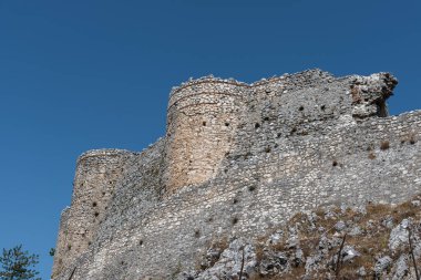Kasabanın üzerine inşa edildiği tepenin tepesinde önceden var olan bir Lombard kalesi üzerine inşa edilmiş bir Norman şatosunun kalıntıları var. Son zamanlarda bile çalışma konusu..