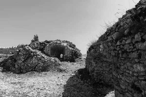 町が建てられている丘の上には 既存のロンバード要塞に建てられたノルマン城の遺跡があります — ストック写真