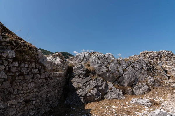 Cima Colina Sobre Que Construye Ciudad Encuentran Las Ruinas Castillo —  Fotos de Stock