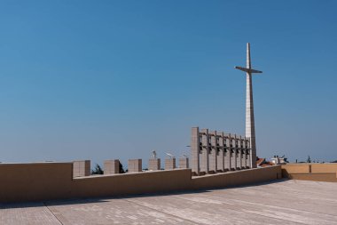 Kilise 2 Temmuz 1956 'da kuruldu ve 1 Temmuz 1959' da kutsandı. Aşağıda, Pietrelcina 'lı Aziz Pio' nun cesedinin yattığı mahzen var. 30 quintallik bir heykelin altında..