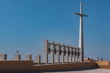 Kilise 2 Temmuz 1956 'da kuruldu ve 1 Temmuz 1959' da kutsandı. Aşağıda, Pietrelcina 'lı Aziz Pio' nun cesedinin yattığı mahzen var. 30 quintallik bir heykelin altında..