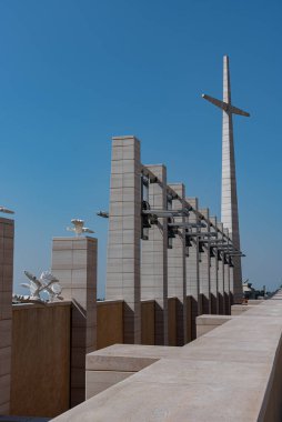 Kilise 2 Temmuz 1956 'da kuruldu ve 1 Temmuz 1959' da kutsandı. Aşağıda, Pietrelcina 'lı Aziz Pio' nun cesedinin yattığı mahzen var. 30 quintallik bir heykelin altında..