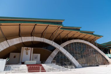 Kilise 2 Temmuz 1956 'da kuruldu ve 1 Temmuz 1959' da kutsandı. Aşağıda, Pietrelcina 'lı Aziz Pio' nun cesedinin yattığı mahzen var. 30 quintallik bir heykelin altında..