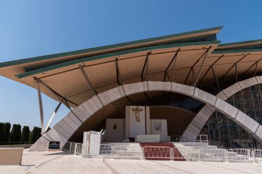 Kilise 2 Temmuz 1956 'da kuruldu ve 1 Temmuz 1959' da kutsandı. Aşağıda, Pietrelcina 'lı Aziz Pio' nun cesedinin yattığı mahzen var. 30 quintallik bir heykelin altında..