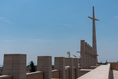 Kilise 2 Temmuz 1956 'da kuruldu ve 1 Temmuz 1959' da kutsandı. Aşağıda, Pietrelcina 'lı Aziz Pio' nun cesedinin yattığı mahzen var. 30 quintallik bir heykelin altında..