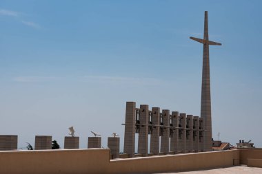 Kilise 2 Temmuz 1956 'da kuruldu ve 1 Temmuz 1959' da kutsandı. Aşağıda, Pietrelcina 'lı Aziz Pio' nun cesedinin yattığı mahzen var. 30 quintallik bir heykelin altında..