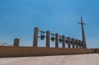Kilise 2 Temmuz 1956 'da kuruldu ve 1 Temmuz 1959' da kutsandı. Aşağıda, Pietrelcina 'lı Aziz Pio' nun cesedinin yattığı mahzen var. 30 quintallik bir heykelin altında..