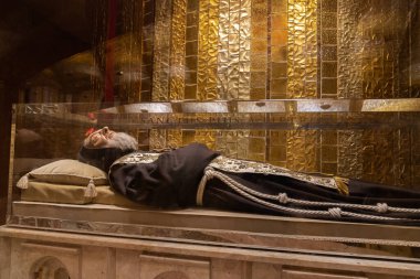 Kilise 2 Temmuz 1956 'da kuruldu ve 1 Temmuz 1959' da kutsandı. Aşağıda, Pietrelcina 'lı Aziz Pio' nun cesedinin yattığı mahzen var. 30 quintallik bir heykelin altında..