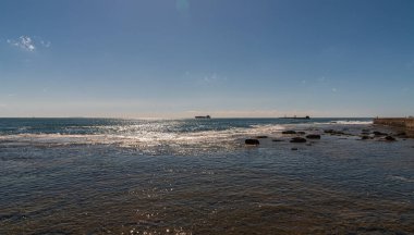 Livorno kıyı şeridi, Ligurian Denizi kıyısında birkaç kilometre boyunca esen ve liman bölgesinden başlayan ve ideal olarak Romito 'nun kıyı kesiminde biten bir gezinti alanıdır..