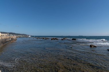 Livorno kıyı şeridi, Ligurian Denizi kıyısında birkaç kilometre boyunca esen ve liman bölgesinden başlayan ve ideal olarak Romito 'nun kıyı kesiminde biten bir gezinti alanıdır..