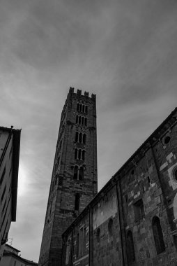 San Frediano Bazilikası, Lucca 'da Roma tarzında en eski Katolik ibadethanelerinden biridir ve aynı adlı meydanda yer almaktadır..