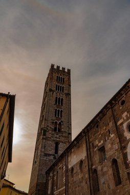 San Frediano Bazilikası, Lucca 'da Roma tarzında en eski Katolik ibadethanelerinden biridir ve aynı adlı meydanda yer almaktadır..