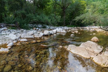 La Camosciara, deneyimli yürüyüşçüler ve yeni başlayanlar, müstehcen manzaralar ve vahşi yaşam için geniş bir doğa koruma alanıdır. Abruzzo, Lazio ve Molise Milli Parkı 'nın ayrılmaz bir parçasıdır.