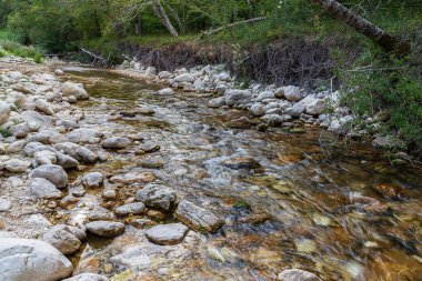 La Camosciara, deneyimli yürüyüşçüler ve yeni başlayanlar, müstehcen manzaralar ve vahşi yaşam için geniş bir doğa koruma alanıdır. Abruzzo, Lazio ve Molise Milli Parkı 'nın ayrılmaz bir parçasıdır.