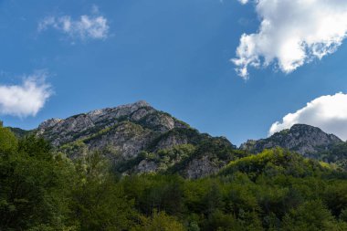 Abruzzo, Lazio ve Molise Ulusal Parkı 'nın Dağları. La Camosciara Doğa Koruma Alanı. Harika bir yaz manzarası.