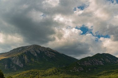 Abruzzo, Lazio ve Molise Ulusal Parkı 'nın Dağları. La Camosciara Doğa Koruma Alanı. Harika bir yaz manzarası.