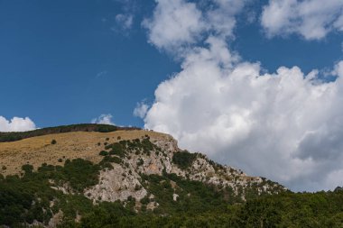 Abruzzo, Lazio ve Molise Ulusal Parkı 'nın Dağları. La Camosciara Doğa Koruma Alanı. Harika bir yaz manzarası.