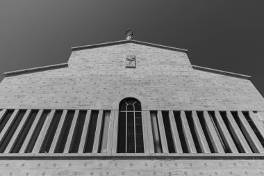 Santa Maria delle Grazie Kilisesi 'nin bitişiğindeki manastır 28 Temmuz 1916' dan itibaren Pietrelcina 'lı Peder Pio' nun yaşadığı ve öldüğü yer olarak bilinir..