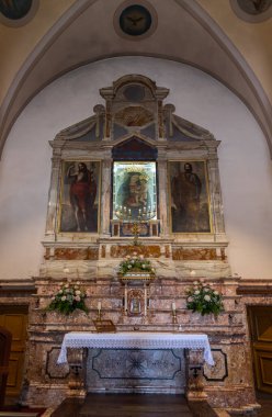Kilisenin basit bir cephesi olan dikdörtgen bir planı var. Kapısı freskli bir Lunette, küçük bir gül penceresi ve merkezi bir çan kulesi ile dekore edilmiş..