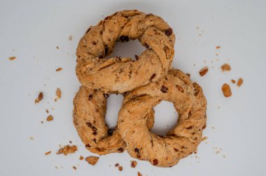 These taralli with lard and pepper are irresistible and also very simple to prepare. One bite, close your eyes and you'll feel like you're in Naples.