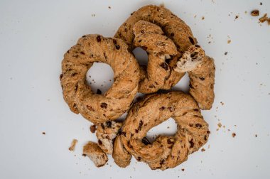 These taralli with lard and pepper are irresistible and also very simple to prepare. One bite, close your eyes and you'll feel like you're in Naples.