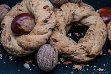 These taralli with lard and pepper are irresistible and also very simple to prepare. One bite, close your eyes and you'll feel like you're in Naples.